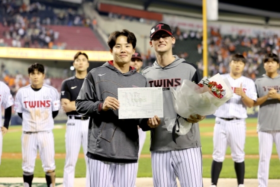 LG 코엔 윈(오른쪽)이 28일 잠실 한화전을 마치고 고별식에서 임찬규와 기념사진을 찍고 있다. /사진=LG 트윈스 제공