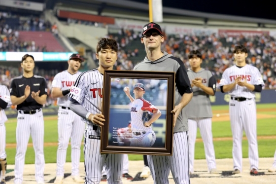 LG 코엔 윈(오른쪽)이 28일 잠실 한화전을 마치고 고별식에서 캡틴 박해민과 기념사진을 찍고 있다. /사진=LG 트윈스 제공