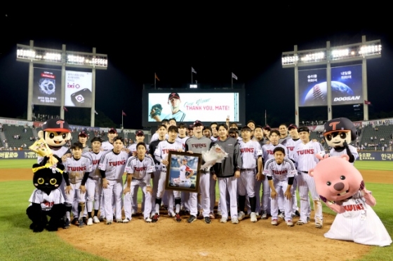 LG 코엔 윈과 선수단이 28일 잠실 한화전을 마치고 고별식에서 기념사진을 찍고 있다. /사진=LG 트윈스 제공