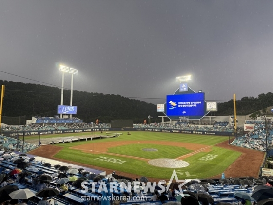 28일 롯데-삼성전이 열리는 대구 삼성 라이온즈 파크에 1회 비가 내리고 있다. /사진=양정웅 기자 