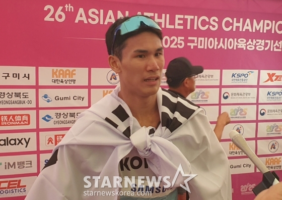 이재웅이 지난 28일 경북 구미시민운동장에서 열린 &#039;2025 구미아시아육상선수권대회&#039; 남자 1500m 결선에서 은메달을 차지한 뒤 믹스드존에서 인터뷰하고 있다. /사진=박재호 기자