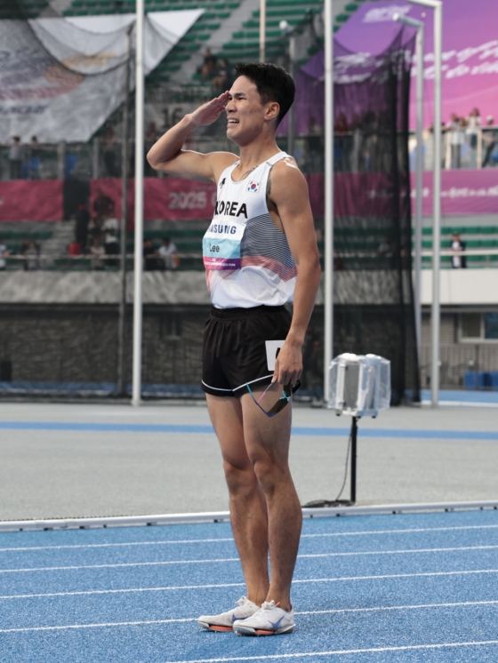 이재웅이 28일 경북 구미시민운동장에서 열린 &#039;2025 구미 아시아육상선수권대회&#039; 남자 1500m 결선에서 은메달을 딴 뒤 경례하고 있다. /사진=대한육상연맹 제공