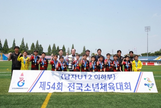 전국소년체육대회 우승을 차지한 포항제철초. /사진=포항스틸러스 제공