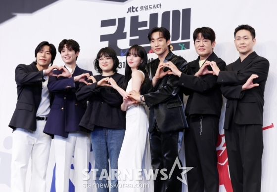 배우 태원석, 박보검, 심나연 감독, 배우 김소현, 이상이, 허성태가 29일 서울 구로구 더 링크 서울 트리뷰트 포트폴리오 호텔에서 열린 JTBC 토일 드라마 &#039;굿보이&#039; 제작발표회에서 포즈를 취하고 있다. /2025.05.29 /사진=김휘선 hwijpg@