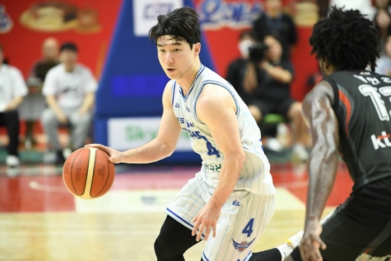 김낙현(왼쪽).  /사진=KBL 제공