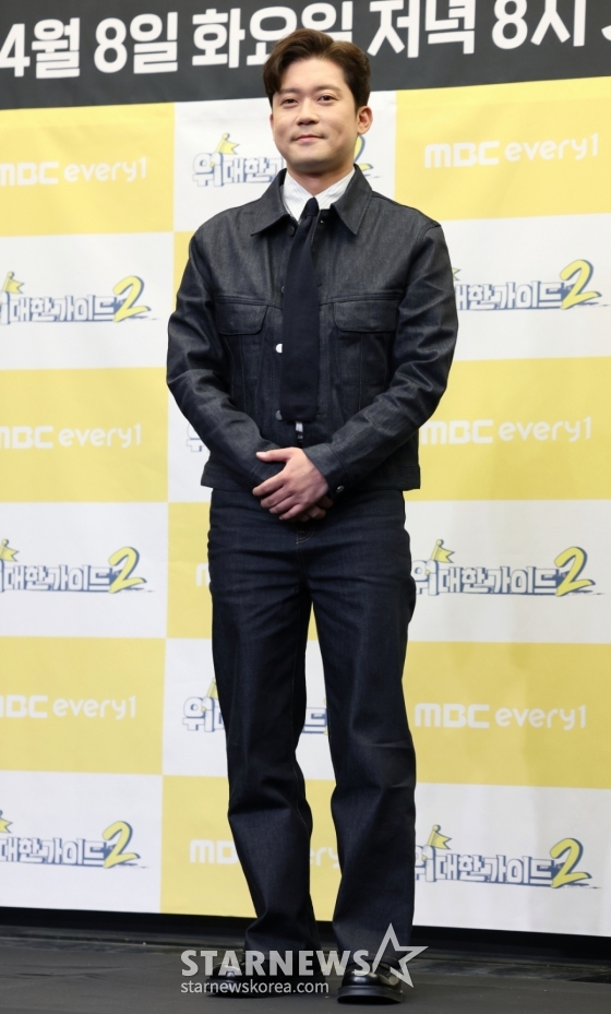 (서울=뉴스1) 권현진 기자 = 방송인 김대호가 8일 오후 서울 마포구 상암동 스탠포드호텔에서 열린 MBC every1 &#039;위대한 가이드2&#039; 제작발표회에 참석해 포즈를 취하고 있다.  &#039;위대한 가이드2&#039;는 한국 거주 N년차 대한외국인이 가이드가 되어 모국을 방문하는 여행자들에게 현지인만이 아는 스팟들을 알려주는 여행 리얼리티 프로그램이다. 2025.4.8/뉴스1  Copyright (C) 뉴스1. All rights reserved. 무단 전재 및 재배포,  AI학습 이용 금지. /사진=(서울=뉴스1) 권현진 기자