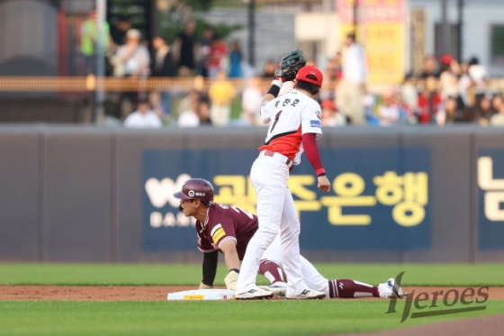 송성문(왼쪽)이 28일 KIA전에서 도루를 성공시키고 있다. /사진=키움 히어로즈 제공