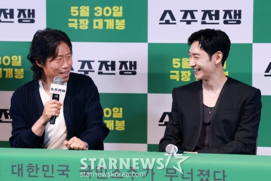 배우 유해진, 이제훈이 29일 오후 서울 CGV용산아이파크몰에서 진행된 영화 &#039;소주전쟁&#039; 언론배급시사회 및 기자간담회에 참석해 질문에 답하고 있다.   1997년 IMF 외환위기, 소주 회사가 곧 인생인 재무이사 종록과 오로지 성과만 추구하는 글로벌 투자사 직원 인범이 대한민국 국민 소주의 운명을 걸고 맞서는 이야기 &#039;소주전쟁&#039;은 오는 30일 개봉한다. /2025.05.29 /사진=이동훈 photoguy@