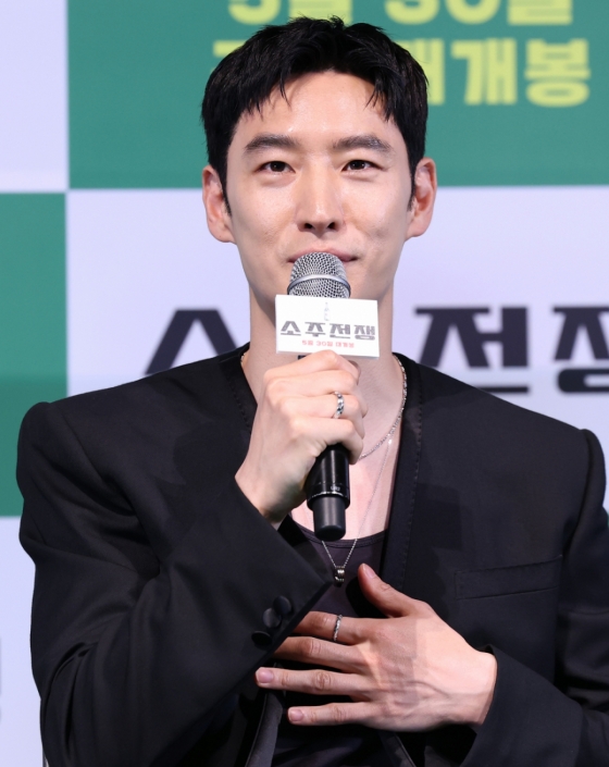(서울=뉴스1) 권현진 기자 = 배우 이제훈이 29일 서울 용산구 CGV용산아이파크몰에서 열린 영화 &#039;소주전쟁&#039; 언론시사회에 참석해 인사말을 하고 있다.    ‘소주전쟁’은 1997년 IMF 외환위기, 소주 회사가 곧 인생인 재무이사 종록과 오로지 성과만 추구하는 글로벌 투자사 직원 인범이 대한민국 국민 소주의 운명을 걸고 맞서는 이야기를 그린다. 2025.5.29/뉴스1  Copyright (C) 뉴스1. All rights reserved. 무단 전재 및 재배포,  AI학습 이용 금지. /사진=(서울=뉴스1) 권현진 기자