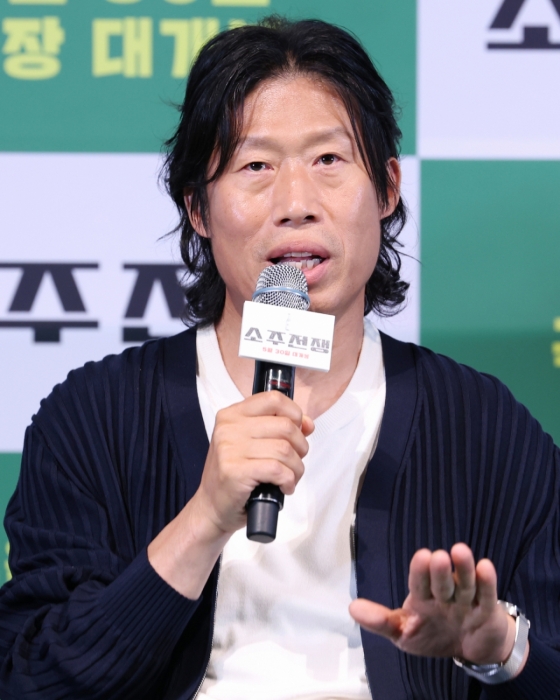 (서울=뉴스1) 권현진 기자 = 배우 유해진이 29일 서울 용산구 CGV용산아이파크몰에서 열린 영화 &#039;소주전쟁&#039; 언론시사회에 참석해 취재진 질문에 답하고 있다.   영화 ‘소주전쟁’은 1997년 IMF 외환위기, 소주 회사가 곧 인생인 재무이사 종록과 오로지 성과만 추구하는 글로벌 투자사 직원 인범이 대한민국 국민 소주의 운명을 걸고 맞서는 이야기를 그린다. 2025.5.29/뉴스1  Copyright (C) 뉴스1. All rights reserved. 무단 전재 및 재배포,  AI학습 이용 금지. /사진=(서울=뉴스1) 권현진 기자