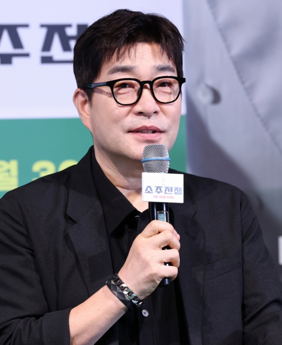 (서울=뉴스1) 권현진 기자 = 배우 손현주가 29일 서울 용산구 CGV용산아이파크몰에서 열린 영화 &#039;소주전쟁&#039; 언론시사회에 참석해 취재진 질문에 답하고 있다.   영화 ‘소주전쟁’은 1997년 IMF 외환위기, 소주 회사가 곧 인생인 재무이사 종록과 오로지 성과만 추구하는 글로벌 투자사 직원 인범이 대한민국 국민 소주의 운명을 걸고 맞서는 이야기를 그린다.  2025.5.29/뉴스1  Copyright (C) 뉴스1. All rights reserved. 무단 전재 및 재배포,  AI학습 이용 금지. /사진=(서울=뉴스1) 권현진 기자