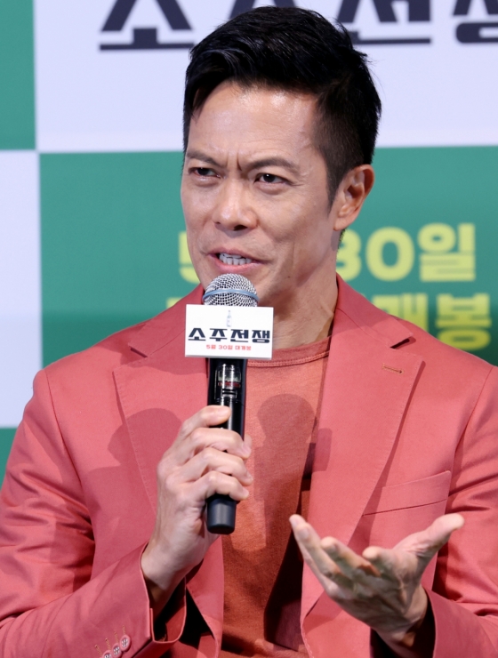(서울=뉴스1) 권현진 기자 = 배우 바이런 만이 29일 서울 용산구 CGV용산아이파크몰에서 열린 영화 &#039;소주전쟁&#039; 언론시사회에 참석해 취재진 질문에 답하고 있다.   영화 ‘소주전쟁’은 1997년 IMF 외환위기, 소주 회사가 곧 인생인 재무이사 종록과 오로지 성과만 추구하는 글로벌 투자사 직원 인범이 대한민국 국민 소주의 운명을 걸고 맞서는 이야기를 그린다. 2025.5.29/뉴스1  Copyright (C) 뉴스1. All rights reserved. 무단 전재 및 재배포,  AI학습 이용 금지. /사진=(서울=뉴스1) 권현진 기자