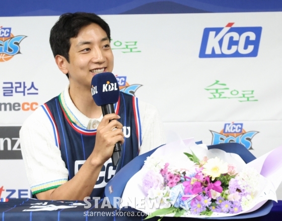 부산 KCC이지스 자유계약선수(FA) 허훈 입단 기자회견이 29일 오후 서울 강남구 KBL 센터에서 열렸다. 허훈이 기자들의 질문에 답하고 있다. 허훈의 입단으로 KBL 역대 4번째 한 팀서 뛰는 형제가 탄생했다. 허훈은 형 허웅과 함께  다음 시즌 우승컵을 노린다. /사진=김진경 대기자