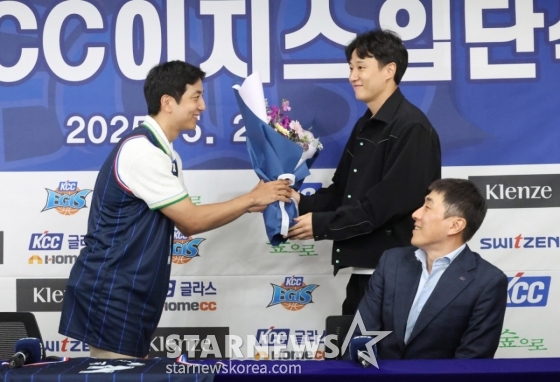 부산 KCC이지스 자유계약선수(FA) 허훈 입단 기자회견이 29일 오후 서울 강남구 KBL 센터에서 열렸다. 허훈(왼쪽)이 허웅에 꽃다발을 받고 있다. 허훈의 입단으로 KBL 역대 4번째 한 팀서 뛰는 형제가 탄생했다. 허훈은 형 허웅과 함께  다음 시즌 우승컵을 노린다. /사진=김진경 대기자
