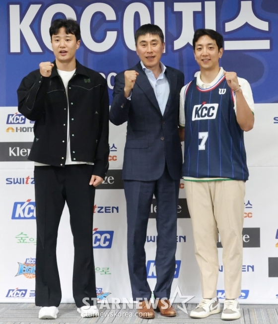 부산 KCC이지스 자유계약선수(FA) 허훈 입단 기자회견이 29일 오후 서울 강남구 KBL 센터에서 열렸다. 허훈(오른쪽)이  입단식 후 형 허웅(왼쪽), 이상민 감독과 포토타임을 갖고 있다. 허훈의 입단으로 KBL 역대 4번째 한 팀서 뛰는 형제가 탄생했다. 허훈은 형 허웅과 함께  다음 시즌 우승컵을 노린다. /사진=김진경 대기자