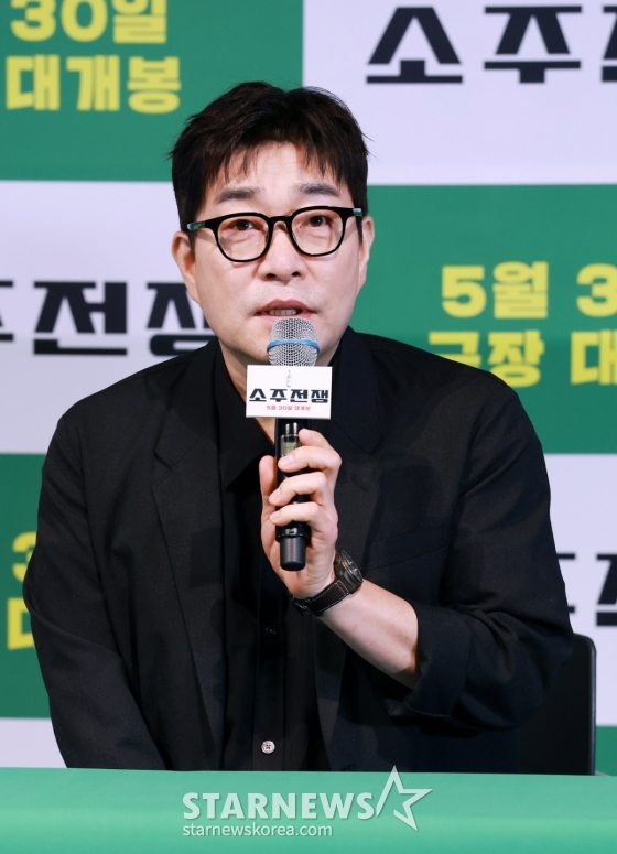 배우 손현주가 29일 오후 서울 CGV용산아이파크몰에서 진행된 영화 &#039;소주전쟁&#039; 언론배급시사회 및 기자간담회에 참석해 질문에 답하고 있다.   1997년 IMF 외환위기, 소주 회사가 곧 인생인 재무이사 종록과 오로지 성과만 추구하는 글로벌 투자사 직원 인범이 대한민국 국민 소주의 운명을 걸고 맞서는 이야기 &#039;소주전쟁&#039;은 오는 30일 개봉한다. /2025.05.29 /사진=이동훈 photoguy@
