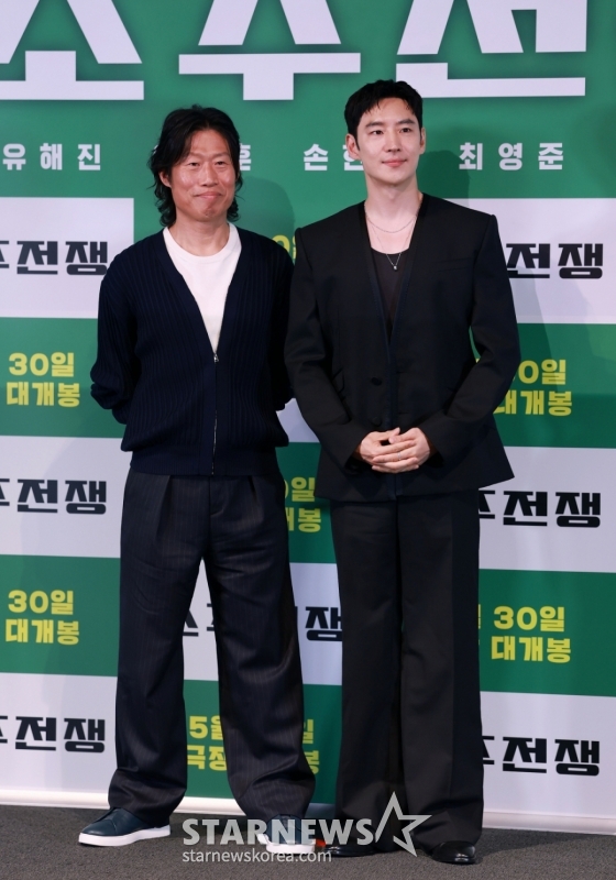 배우 유해진, 이제훈이 29일 오후 서울 CGV용산아이파크몰에서 진행된 영화 &#039;소주전쟁&#039; 언론배급시사회 및 기자간담회에 참석해 포즈를 취하고 있다.   1997년 IMF 외환위기, 소주 회사가 곧 인생인 재무이사 종록과 오로지 성과만 추구하는 글로벌 투자사 직원 인범이 대한민국 국민 소주의 운명을 걸고 맞서는 이야기 &#039;소주전쟁&#039;은 오는 30일 개봉한다. /2025.05.29 /사진=이동훈 photoguy@