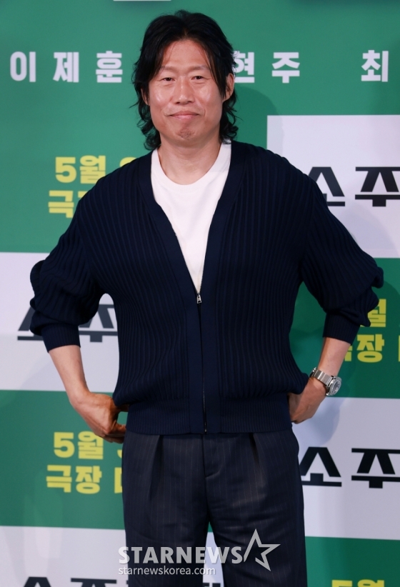 배우 유해진이 29일 오후 서울 CGV용산아이파크몰에서 진행된 영화 &#039;소주전쟁&#039; 언론배급시사회 및 기자간담회에 참석해 포즈를 취하고 있다.   1997년 IMF 외환위기, 소주 회사가 곧 인생인 재무이사 종록과 오로지 성과만 추구하는 글로벌 투자사 직원 인범이 대한민국 국민 소주의 운명을 걸고 맞서는 이야기 &#039;소주전쟁&#039;은 오는 30일 개봉한다. /2025.05.29 /사진=이동훈 photoguy@