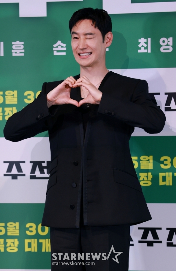 배우 이제훈이 29일 오후 서울 CGV용산아이파크몰에서 진행된 영화 &#039;소주전쟁&#039; 언론배급시사회 및 기자간담회에 참석해 포즈를 취하고 있다.   1997년 IMF 외환위기, 소주 회사가 곧 인생인 재무이사 종록과 오로지 성과만 추구하는 글로벌 투자사 직원 인범이 대한민국 국민 소주의 운명을 걸고 맞서는 이야기 &#039;소주전쟁&#039;은 오는 30일 개봉한다. /2025.05.29 /사진=이동훈 photoguy@
