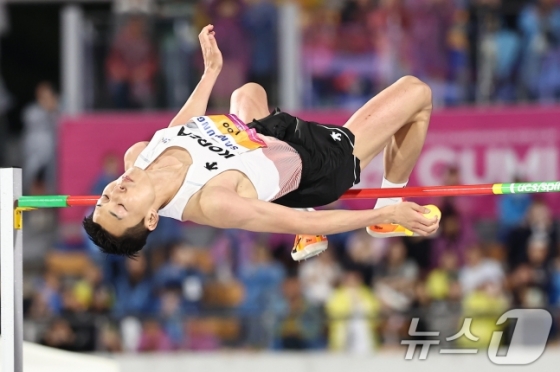 우상혁이 29일 경북 구미시민운동장에서 열린 2025 구미 아시아육상선수권대회 높이뛰기 결선에서 점프에 성공하고 있다. /사진=뉴스1