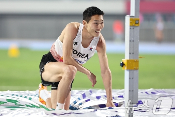 우상혁이 29일 경북 구미시민운동장에서 열린 2025 구미 아시아육상선수권대회 높이뛰기 결선에서 2m23 1차시기 성공 후 환하게 웃고 있다. /사진=뉴스1