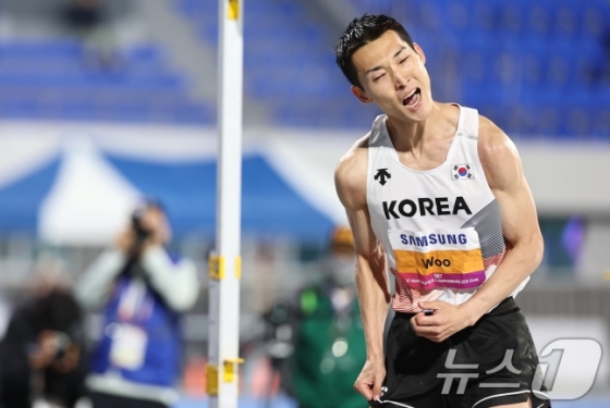 우상혁이 29일 경북 구미시민운동장에서 열린 2025 구미 아시아육상선수권대회 높이뛰기 결선에서 2m23 1차시기 성공 후 환호하고 있다. /사진=뉴스1