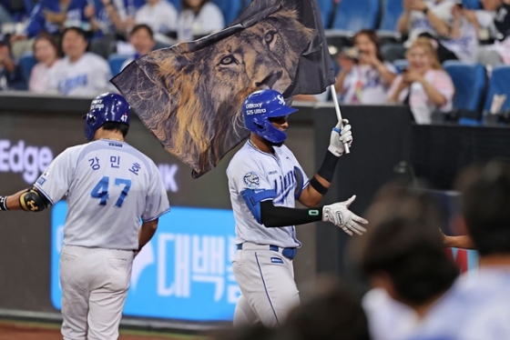 삼성 르윈 디아즈(오른쪽)가 27일 대구 롯데전에서 7회말 2점 홈런을 터트린 뒤 강민호에게 받은 사자 깃발을 들고 있다. /사진=삼성 라이온즈 제공 