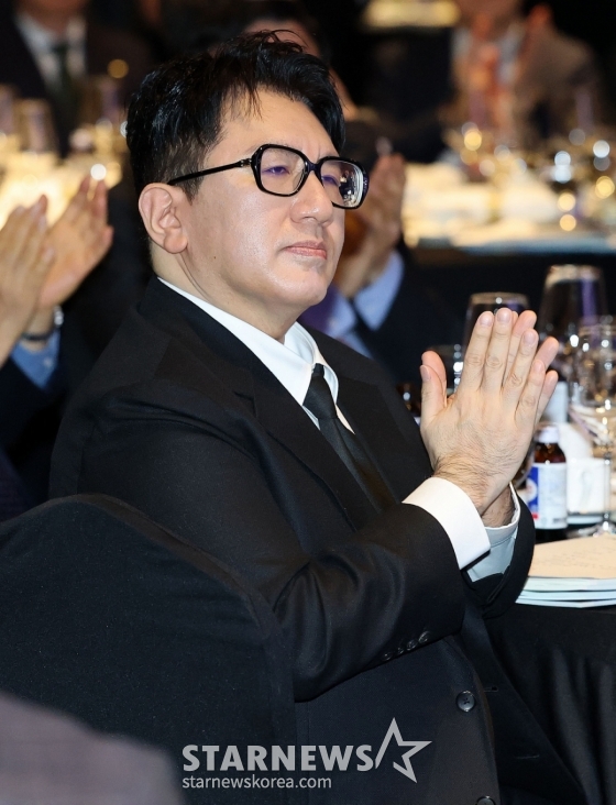 (서울=뉴스1) 박세연 기자 = 방시혁 하이브 이사회 의장이 20일 서울 여의도 FKI타워에서 열린 한경협 제64회 정기총회·새 CI 공개 행사에 참석해 박수치고 있다. 2025.2.20/뉴스1  Copyright (C) 뉴스1. All rights reserved. 무단 전재 및 재배포,  AI학습 이용 금지. /사진=(서울=뉴스1) 박세연 기자