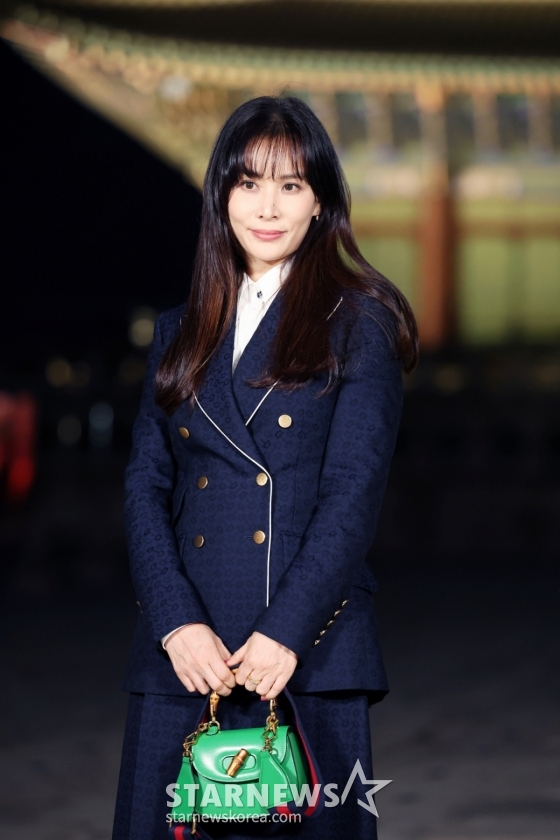 배우 고소영이 16일 오후 서울 종로구 경복궁에서 진행된 &#039;구찌 2024 크루즈 패션쇼&#039;에 참석해 포즈를 취하고 있다. 2023.05.16