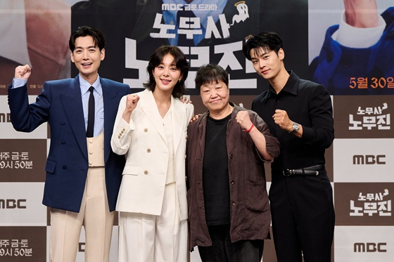 왼쪽부터 정경호, 설인아, 임순례 감독, 차학연