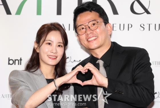 (서울=뉴스1) 권현진 기자 = 개그맨 김지민, 김준호 예비부부가 22일 서울 강남구 한 카페에서 열린 ‘아티르 &amp; 아르즈’ 오프닝 행사에 참석해 포즈를 취하고 있다.  2025.4.22/뉴스1  Copyright (C) 뉴스1. All rights reserved. 무단 전재 및 재배포,  AI학습 이용 금지. /사진=(서울=뉴스1) 권현진 기자