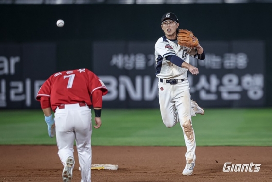전민재(오른쪽)의 유격수 수비 모습. /사진=롯데 자이언츠