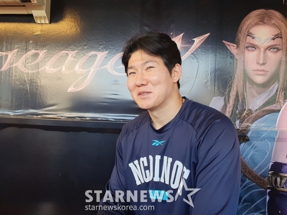 NC 박민우가 취재진과 인터뷰를 하고 있다. /사진=양정웅 기자 