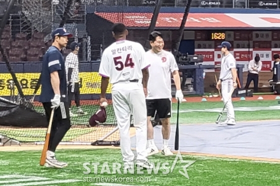 키움 알칸타라(가운데)가 30일 두산전을 앞두고 김재환(왼쪽), 양의지와 만나 대화를 나누고 있다. /사진=안호근 기자
