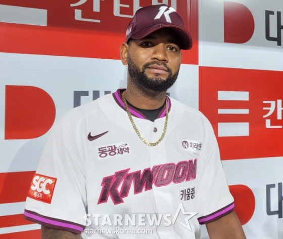 키움 유니폼을 입고 인터뷰에 나선 알칸타라. /사진=안호근 기자