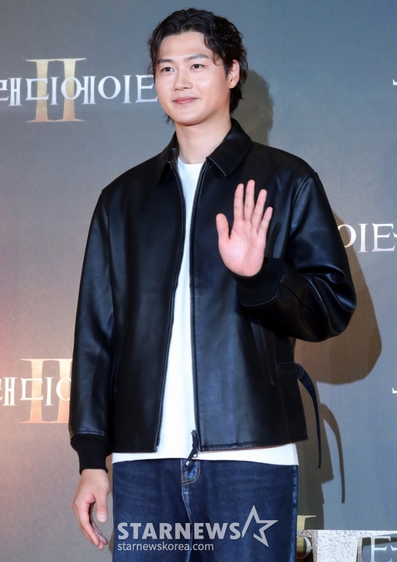 펜싱 오상욱이 5일 오후 서울 용산구 아이파크몰 CGV에서 진행된 영화 &#039;글래디에이터2&#039; VIP시사회에 참석해 포즈를 취하고 있다.  &#039;글래디에이터2&#039;는 &#039;막시무스&#039;의 죽음으로부터 20여 년 후, 콜로세움에서 로마의 운명을 건 결투를 벌이는 &#039;루시우스&#039;(폴 메스칼)의 이야기를 그린 영화다. 오는 13일 개봉. 2024.11.05 /사진=김창현 chmt@