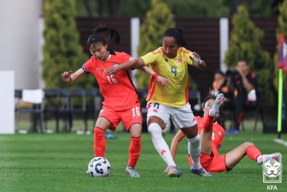 경기에 집중하는 장슬기(왼쪽). /사진=대한축구협회 제공