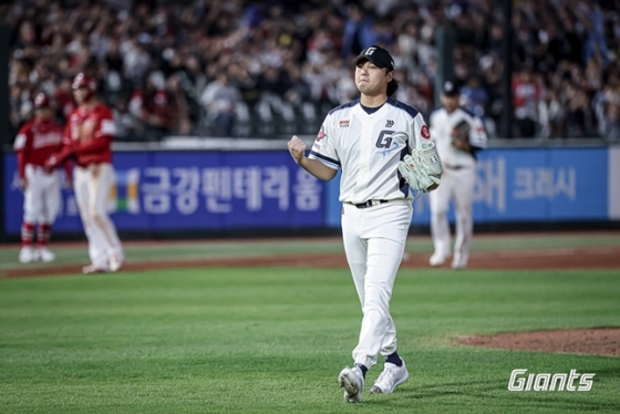 정철원이 포효를 하며 마운드에서 내려가고 있다. /사진=롯데 자이언츠
