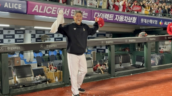 선수들에게 인사하는 이숭용 감독. /사진=SSG 랜더스