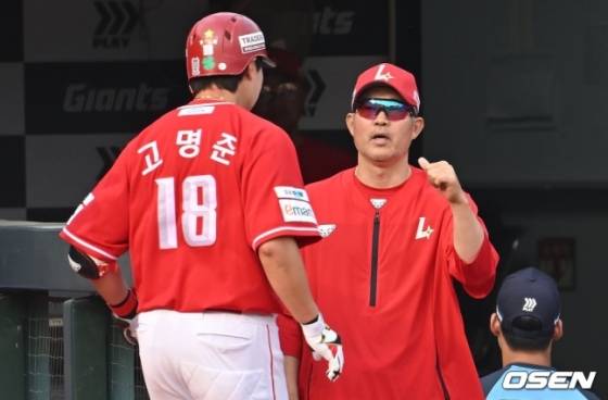 더그아웃으로 들어오는 고명준(왼쪽)을 맞이하는 이숭용 감독.