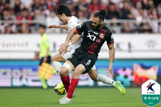 볼 경합을 펼치는 야잔(오른쪽). /사진=한국프로축구연맹 제공