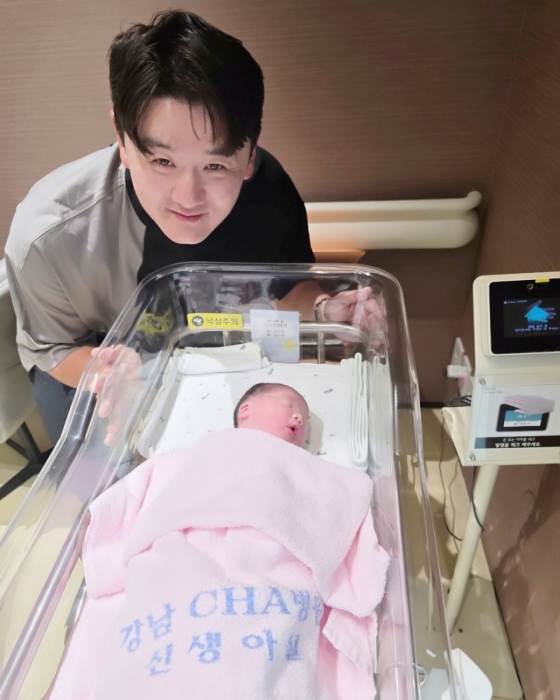 최주환과 그의 딸 &#039;피츄&#039;(태명). /사진=키움 히어로즈 제공