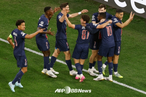 파리 생제르맹(PSG) 선수들이 1일(한국시간) 독일 뮌헨의 알리안츠 아레나에서 열린 2024~2025 유럽축구연맹(UEFA) 챔피언스리그 결승전 인터밀란전에서 골을 넣은 뒤 기뻐하고 있다. /AFPBBNews=뉴스1