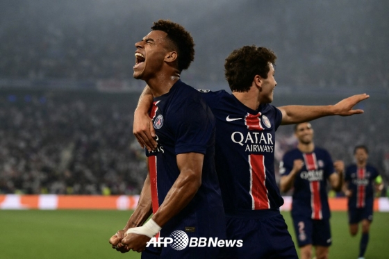 파리생제르맹(PSG) 데지레 두에(왼쪽)가 1일(한국시간) 독일 뮌헨의 알리안츠 아레나에서 열린 인터밀란과의 2024~2025 유럽축구연맹(UEFA) 챔피언스리그 결승전에서 득점에 성공한 뒤 포효하고 있다. /AFPBBNews=뉴스1