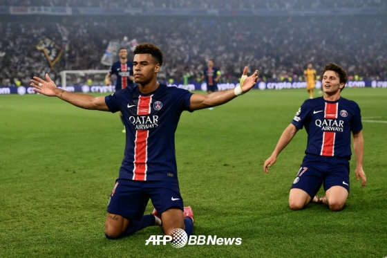 파리생제르맹(PSG) 데지레 두에(왼쪽)가 1일(한국시간) 독일 뮌헨의 알리안츠 아레나에서 열린 인터밀란과의 2024~2025 유럽축구연맹(UEFA) 챔피언스리그 결승전에서 득점에 성공한 뒤 포효하고 있다. /AFPBBNews=뉴스1