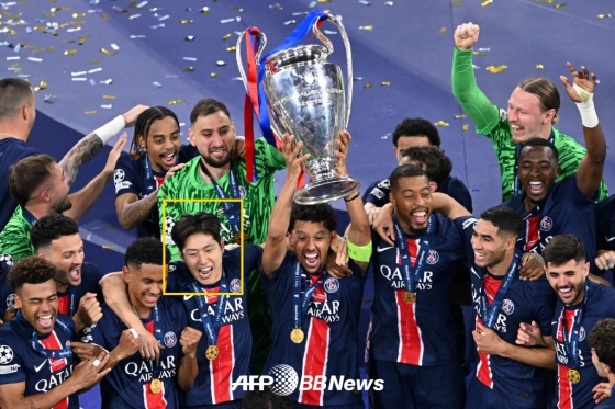 이강인(노란색 네모) 등 파리 생제르맹(PSG) 선수들이 1일(한국시간) 독일 뮌헨의 알리안츠 아레나에서 열린 2024~2025 유럽축구연맹(UEFA) 챔피언스리그 결승전에서 인터밀란을 5-0으로 대파하고 우승을 차지한 뒤 트로피 세리머니를 하고 있다. /AFPBBNews=뉴스1