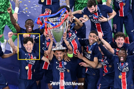 이강인(노란색 네모) 등 파리 생제르맹(PSG) 선수들이 1일(한국시간) 독일 뮌헨의 알리안츠 아레나에서 열린 2024~2025 유럽축구연맹(UEFA) 챔피언스리그 결승전에서 인터밀란을 5-0으로 대파하고 우승을 차지한 뒤 트로피 세리머니를 하고 있다. /AFPBBNews=뉴스1