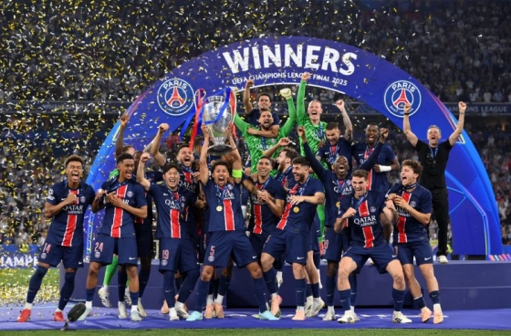 파리 생제르맹(PSG) 선수들이 1일(한국시간) 독일 뮌헨의 알리안츠 아레나에서 열린 2024~2025 유럽축구연맹(UEFA) 챔피언스리그(UCL) 우승 트로피 세리머니를 즐기고 있다. 이날 PSG는 인터밀란을 5-0으로 대파하고 창단 첫 UCL이자 트레블(3관왕)을 달성했다. /사진=PSG SNS 캡처