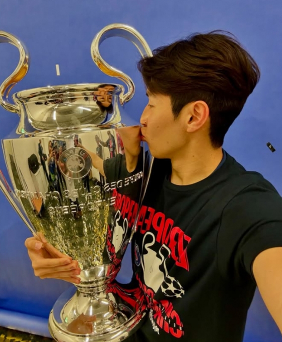 파리 생제르맹(PSG) 이강인이 1일(한국시간) 독일 뮌헨의 알리안츠 아레나에서 2024~2025 유럽축구연맹(UEFA) 챔피언스리그 우승 트로피를 들고 기념 사진을 촬영하고 있다. /사진=이강인 SNS 캡처