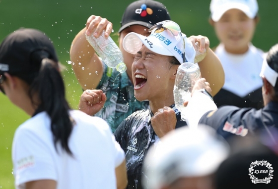 정윤지가 우승 후 동료들의 축하 물 세례를 받으면서도 기뻐하고 있다. /사진=KLPGT 제공